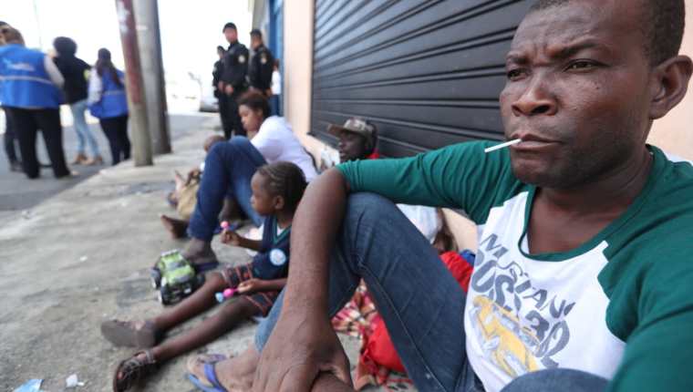 Frente al albergue del Instituto Nacional de Migración, en zona 5, inmigrantes haitianos descansan en la vía pública. (Foto Prensa Libre: Esbin García) 
