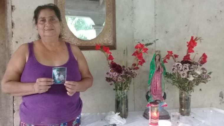 Alicia Aguilar, madre de Celia Aguilar Ochoa, no da crédito de lo ocurrido a sus parientes, quienes buscaban llegar a Estados Unidos de forma ilegal. (Foto Prensa Libre: Alexánder Coyoy)