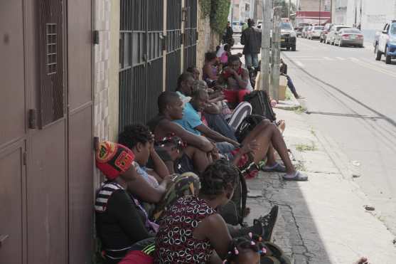 Migrantes provenientes de Ángola, Congo Haití, Cuba y Brasil se encuentran en el albergue de Migración ubicado en la zona 5. Foto Prensa Libre: Luisa Laguardia