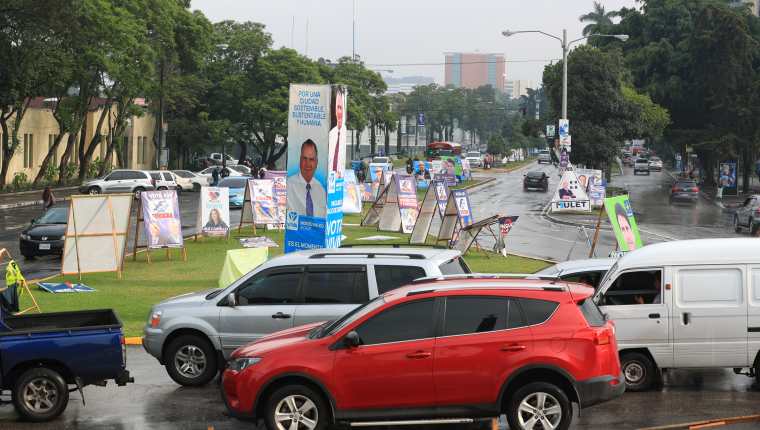 Propaganda de partidos políticos satura la Avenida Reforma desde la zona 4. (Foto Prensa Libre: Carlos Hernández Ovalle)