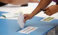 Afluencia de votantes a primeras horas de la maana en el Centro de votacin en el saln municipal de San Miguel Petapa.

Fotografa: Paulo Raquec   06/09/2015