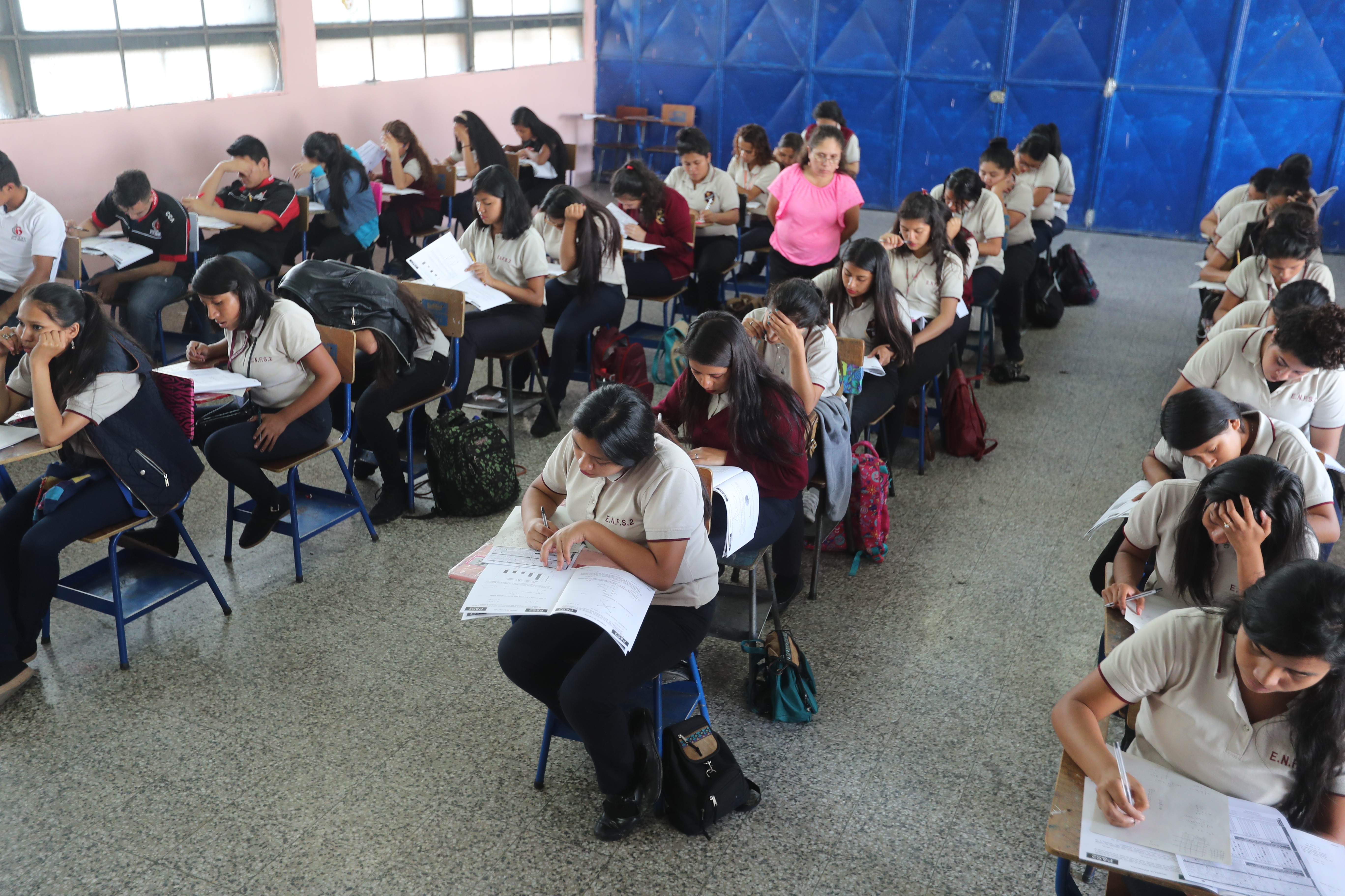 Estudiantes se sometieron a la prueba de graduandos del Ministerio de Educación.    (Foto Prensa Libre: Érick Ávila)