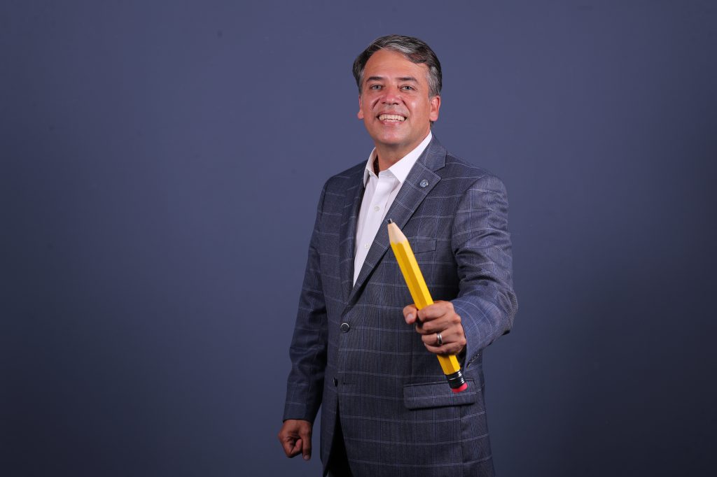 Edwin Felipe Escobar, candidato presidenciable del partido Prosperidad Ciudadana Imgenes en estudio de Prensa Libre.


Fotografa: Erick Avila.     09/05/2019