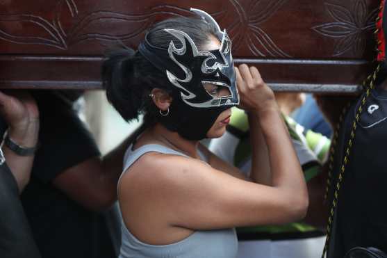 Princesa Luna es una luchadora que en febrero de este año acompañó a su amiga conocida como "la Hija del Zorro" a su última morada. Foto Prensa Libre: Óscar Rivas
