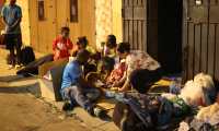 Personas migrantes en la zona 5 que provenan de el Congo, Angola, Cuba, Brasil y en su mayora haitianos, se quedan a dormir en la calle estos indocumentados salieron de Honduras y fueron detenidos en Guatemala.

Fotografa.  Erick Avila:         11062019