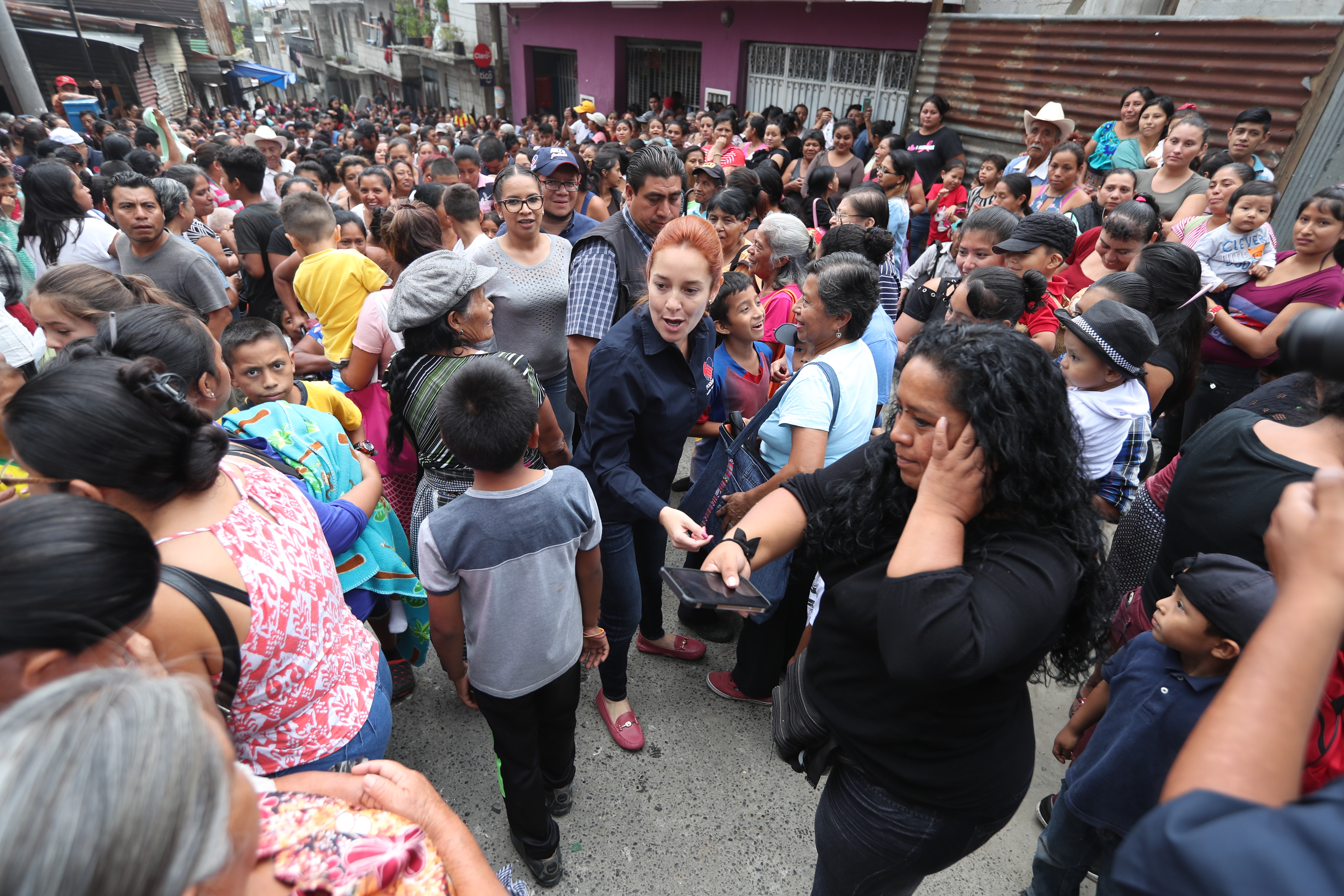 Diputada Alejandra Carrillo, del Partido Podemos, hizo un mitin en la zona 21 donde regaló víveres. (Foto Prensa Libre: Hemeroteca PL)
