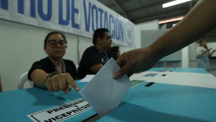 Tribunal Supremo Electoral (TSE) realiza un simulacro de como se debe votar y depositar las papeletas electorales (Foto Prensa Libre: Esbin García).