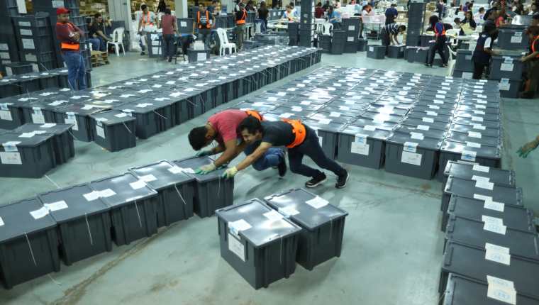 Las cajas de las boletas se encuentran selladas y solo podrán ser revisadas las actas. (Foto Prensa Libre: Hemeroteca PL).