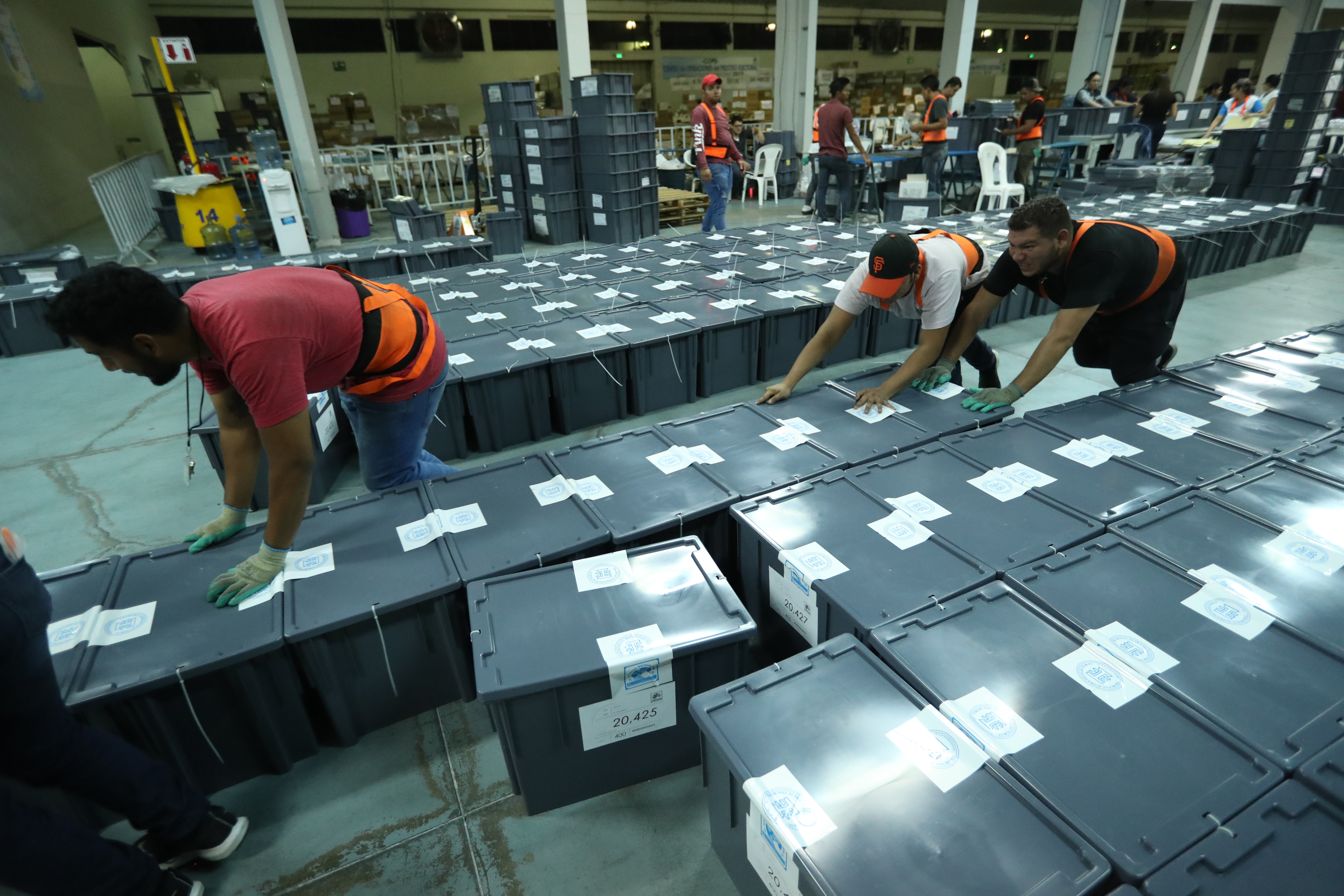 El Tribunal Supremo Electoral (TSE) embala el material electoral que fue enviado a los departamentos. (Foto Prensa Libre: Esbin García)