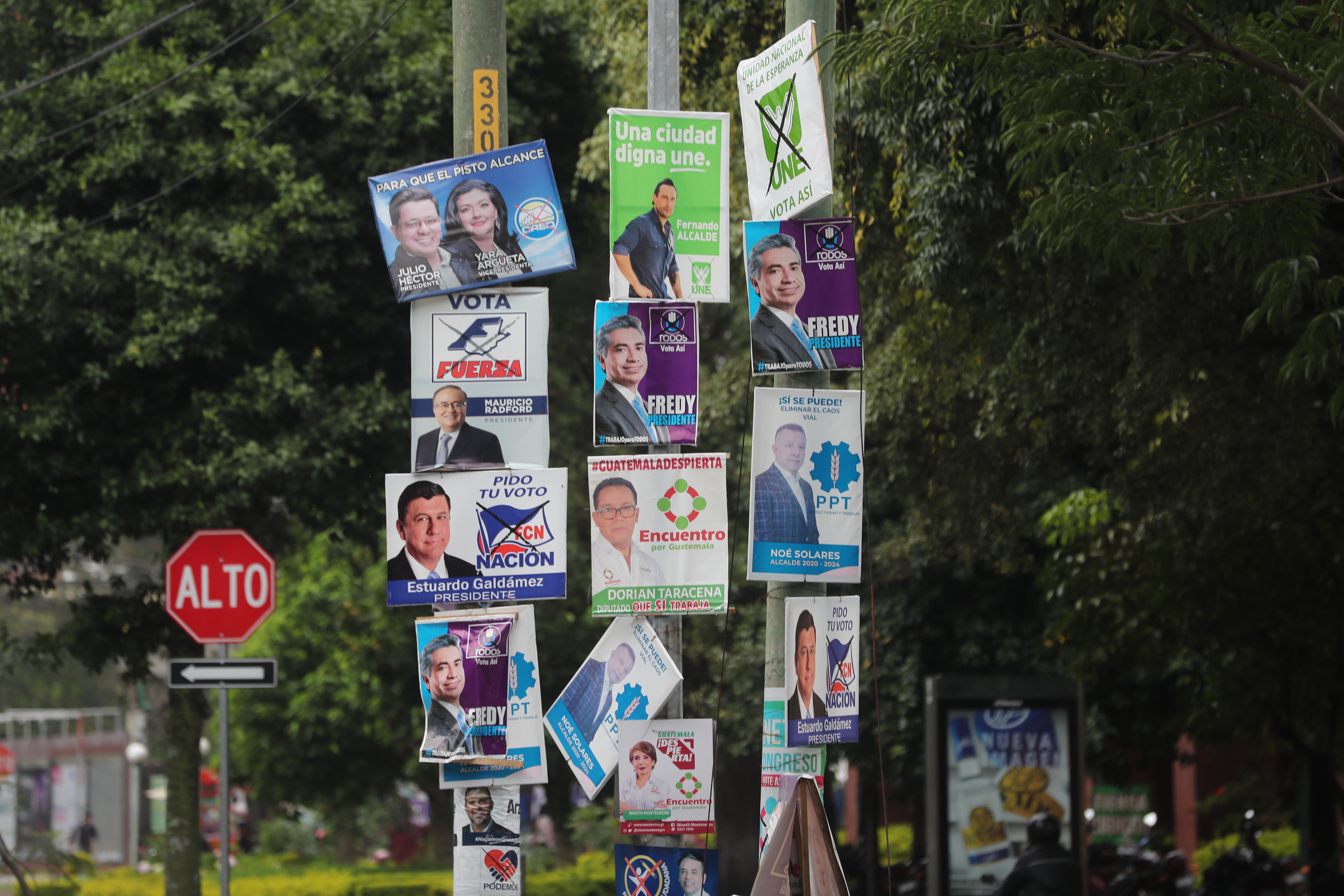 Propaganda poltica que se utilizo en las elecciones generales 2019 aun siguen en las calles y avenidas de la ciudad de Guatemala.



Fotografa. Erick Avila:         17/06/2019