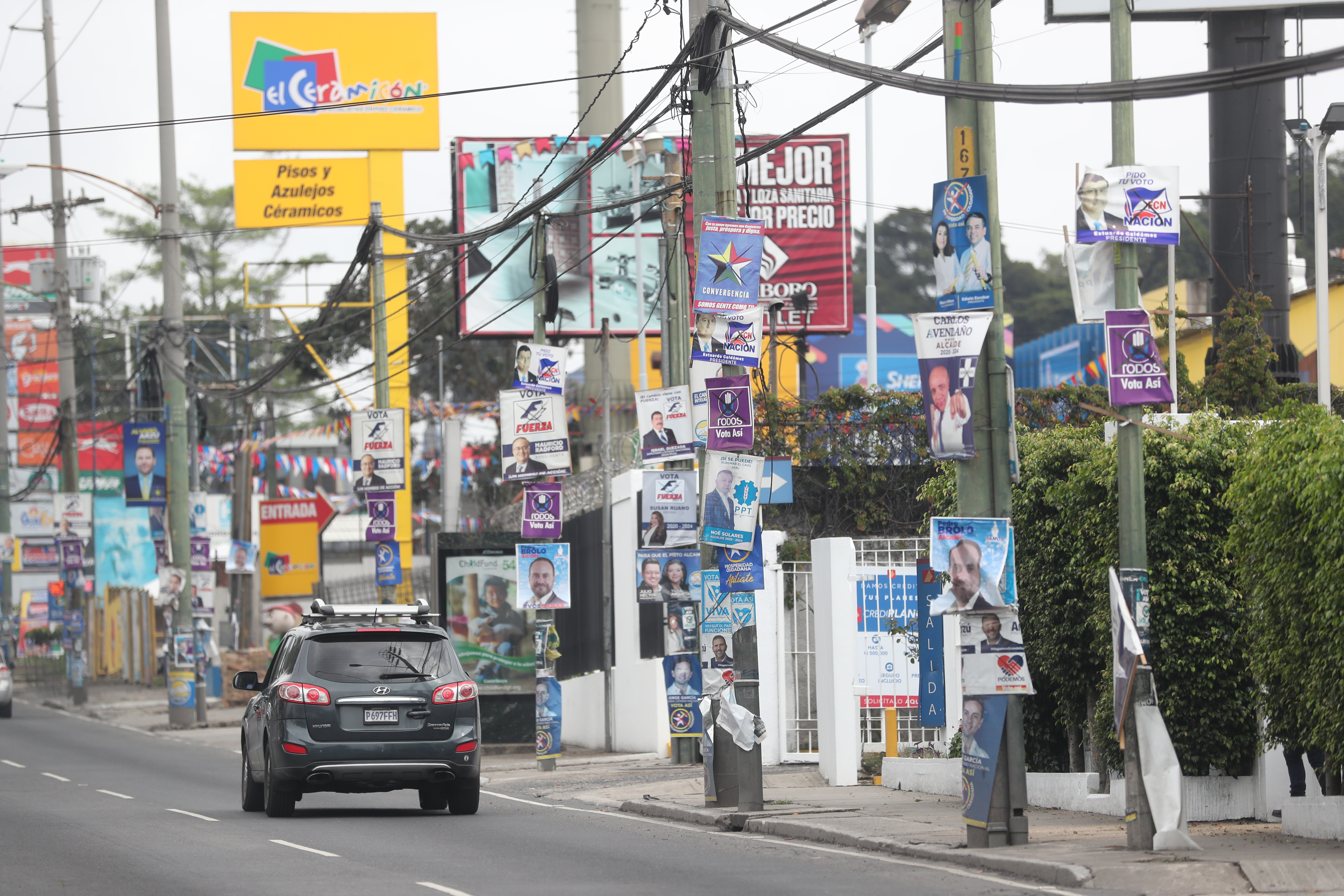 La Municipalidad de Guatemala retirará propaganda política anticipada de las calles y avenidas de la Ciudad de Guatemala, por pedido del TSE. (Foto Prensa Libre: HemerotecaPL)



