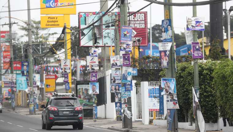 Propaganda política que se utilizó en las elecciones generales 2019 y que aún sigue en las calles y avenidas de la Ciudad de Guatemala. (Foto Prensa Libre: Érick Ávila)



