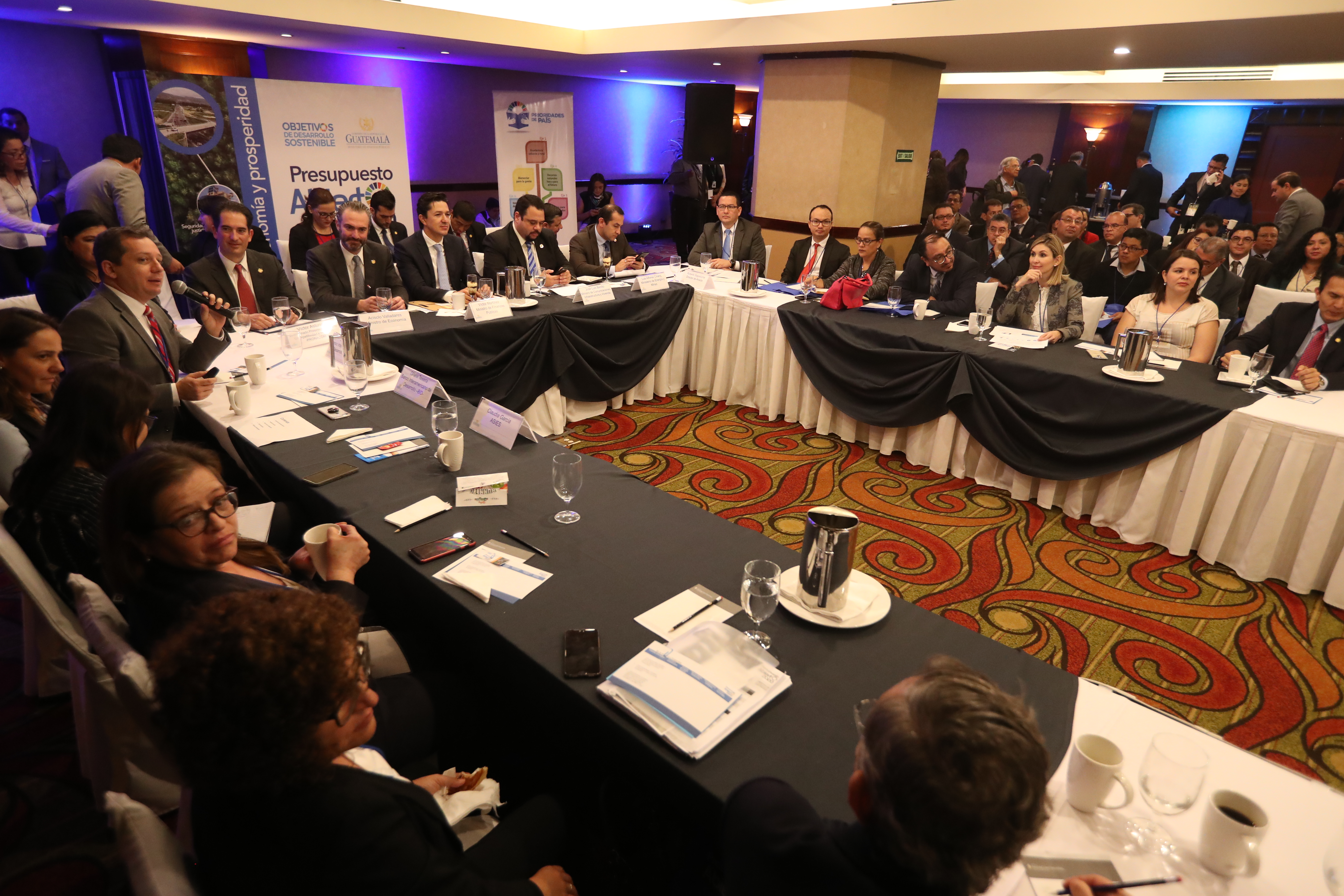 La mesa de Economía y Prosperidad, discutió los lineamientos de financiamiento para cubrir en el 2020. (Foto Prensa Libre: Esbin García)