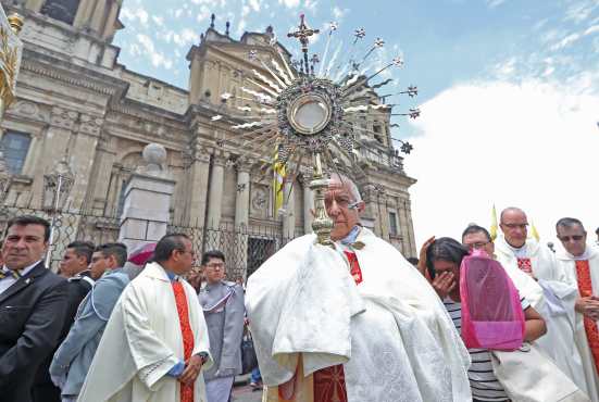 Cuando salió Jesús Sacramentado hubo quema de pólvora y los fieles devotos aplaudieron. Foto Prensa Libre: Óscar Rivas 