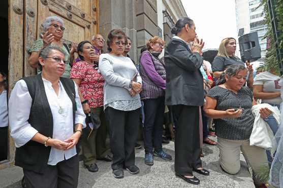 Los fieles católicos se hincaban y santiguaban ante el paso de la procesión. Foto Prensa Libre: Óscar Rivas 