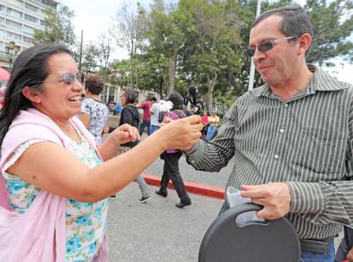 José y Marisa se juraron amor eterno frente a Catedral Metropolitana, ellos vienen desde la zona 8 de Mixco. Foto Prensa Libre: Óscar Rivas 