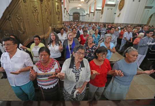 Varias personas acudieron a la misa programada para las 10 de la mañana en la Catedral Metropolitana. Foto Prensa Libre: Óscar Rivas