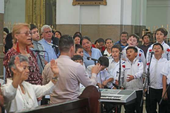 El coro del colegio San José de los Infantes cantó durante la misa. Foto Prensa Libre: Óscar Rivas