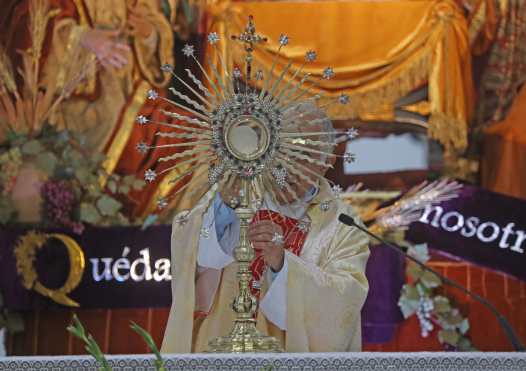 Monseñor Raúl Martínez coloca el Santísimo Sacremento  previo a la procesión. Foto Prensa Libre: Óscar Rivas 