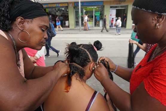 Este arte es más que un peinado es una experiencia la atención que ellas brindan.  Foto Prensa Libre: Luisa Laguardia