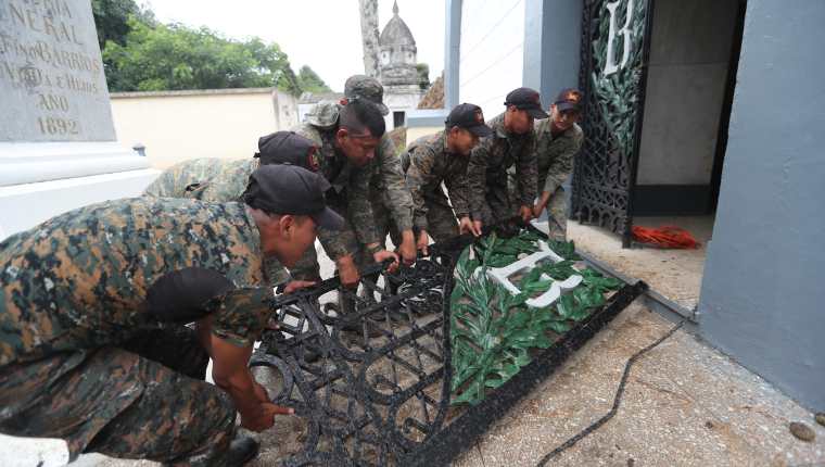 Personal del Ejército de Guatemala hace reparaciones en el mausoleo de Justo Rufino Barrios que fue saqueado por vándalos entre la noche del viernes y madrugada del sábado. (Foto Prensa Libre: Erick Ávila)