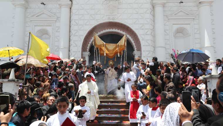 La procesión del Corpus Christi en  Patzún, Chimaltenango es una de las fiestas católicas más significativas. Foto Prensa Libre: Hemeroteca PL)