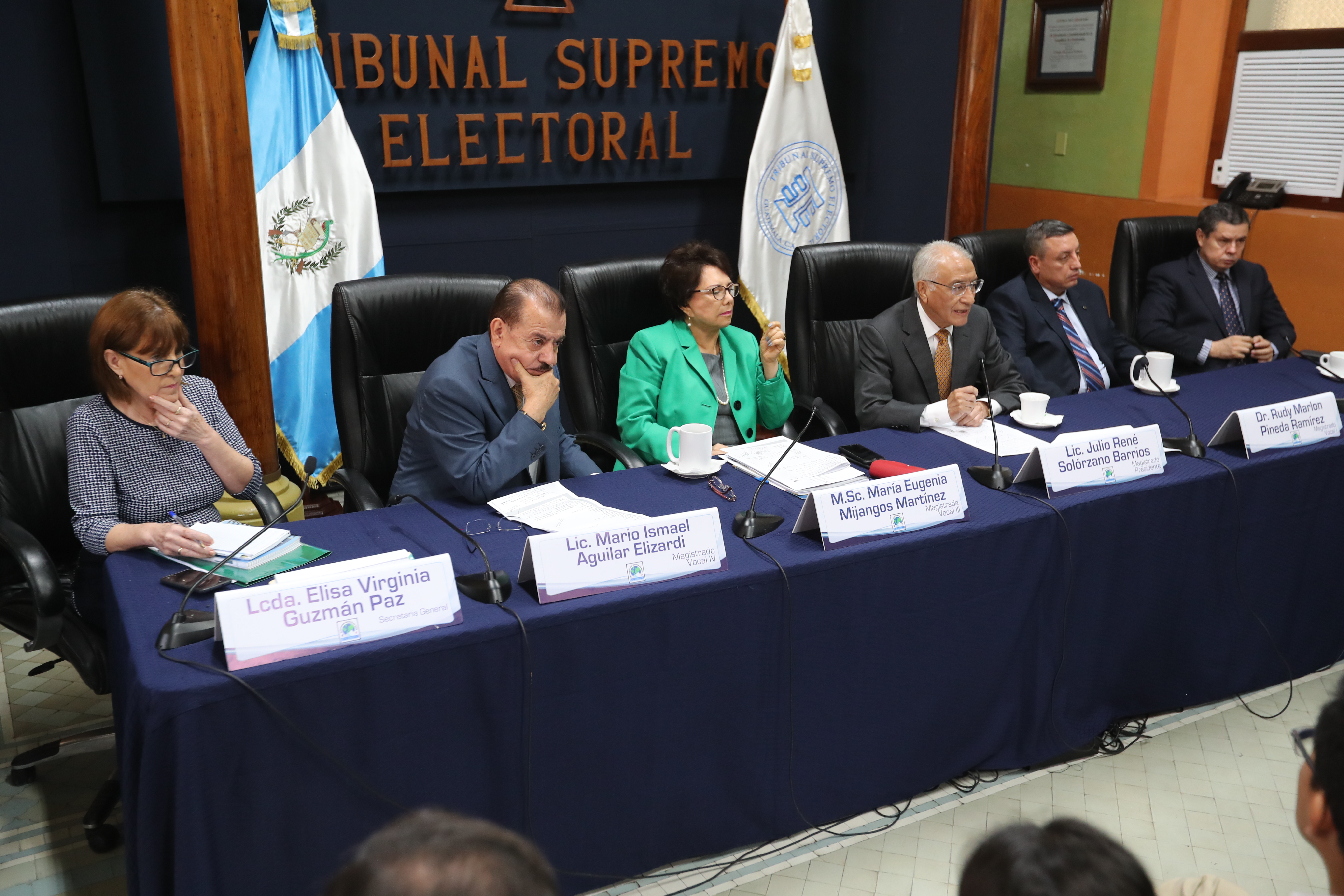 Los magistrados del TSE en la reunión celebrada este martes con fiscales de los partidos políticos. (Foto Prensa Libre: Érick Ávila)