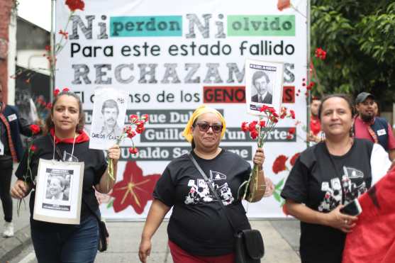 Con claveles en las manos los participantes se recordó a las personas desaparecidas. Foto Prensa Libre. Óscar Riva