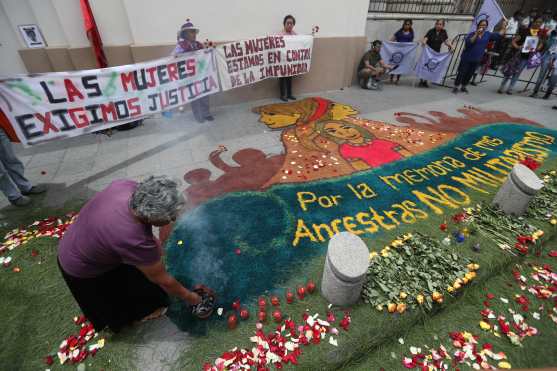Frente a Casa Presidencial las organizaciones de mujeres hicieron un altar con aserrín, flores e incienso. Foto Prensa Libre: Óscar Rivas