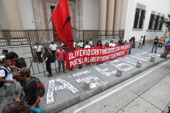 Justo frente a la entrada a la Casa Presidencial se construyó la palabra "asesinos" con los rostros de las personas desaparecidas. Foto Prensa Libre: Óscar Rivas