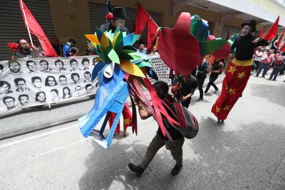 Varios jóvenes se unieron para hacer un dragon. Foto Prensa Libre: Óscar Rivas