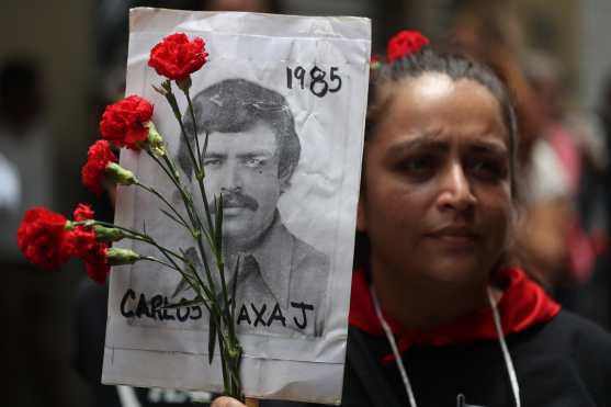 Las personas exigen al Ejército que les digan en qué lugar fueron enterrados sus seres queridos. Foto Prensa Libre: Óscar Rivas 