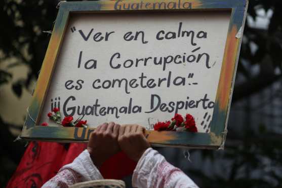 Durante el recorrido se pudo observar también mensajes en contra de la corrupción. Foto Prensa Libre: Óscar Rivas