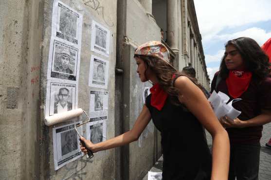 Algunas personas pegaron en las paredes varios retratos de los desaparecidos. Foto Prensa Libre: Óscar Rivas