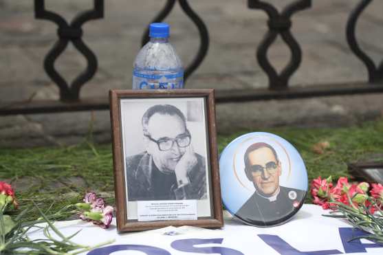 Frente a Catedral Metropolitana se hizo un homenaje a los mártires de la iglesia entre ellos Monseñor Juan José Gerardi. Foto Prensa Libre: Óscar Rivas