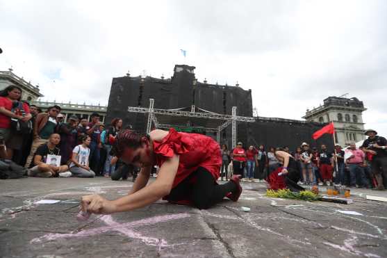 Al finalizar la marcha se hizo un performance frente al Palacio Nacional de la Cultura. Foto Prensa Libre: Óscar Rivas