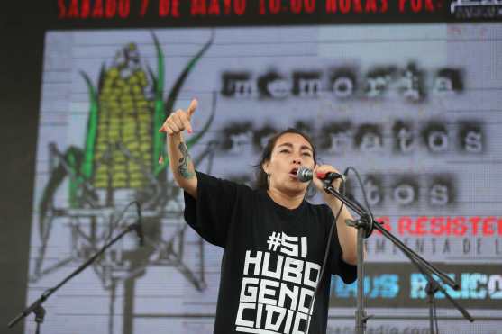Varios artistas participaron con poesía y canto al culminar la marcha. Foto Prensa Libre: Óscar Rivas