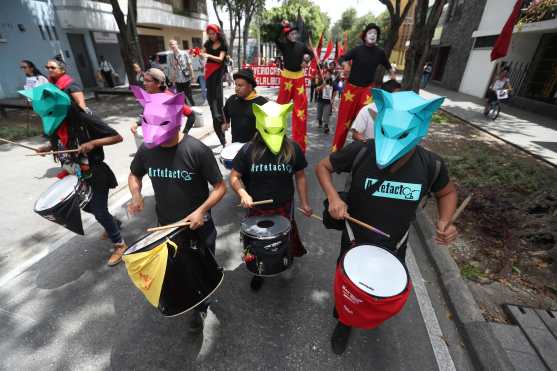 Varios colectivos artísticos participaron durante la marcha. Foto Prensa Libre: Óscar Rivas 
