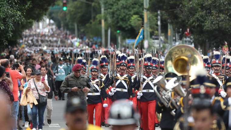 Después de muchos años el Ejército volvió a desfilar en las calles de Guatemala. Foto Prensa Libre: Esbin García