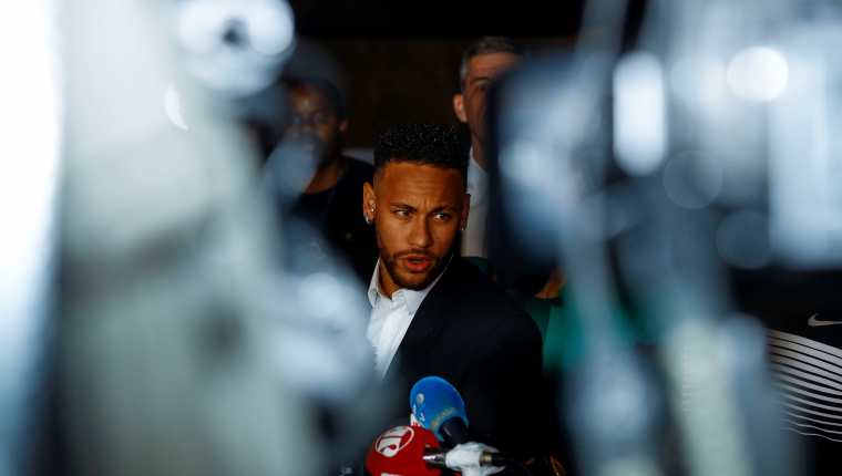 Neymar también abrió el debate cuando fue acusado por una modelo de abuso sexual. (Foto Prensa Libre: EFE)