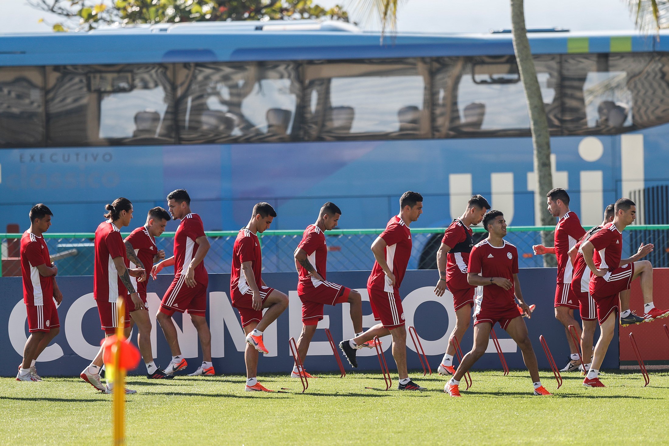  Los jugadores de la selección de Paraguay entrenan este sábado en le estadio Maracaná, un día antes de enfrentar a la selección de Qatar por la Copa América 2019. (Foto Prensa Libre: EFE).