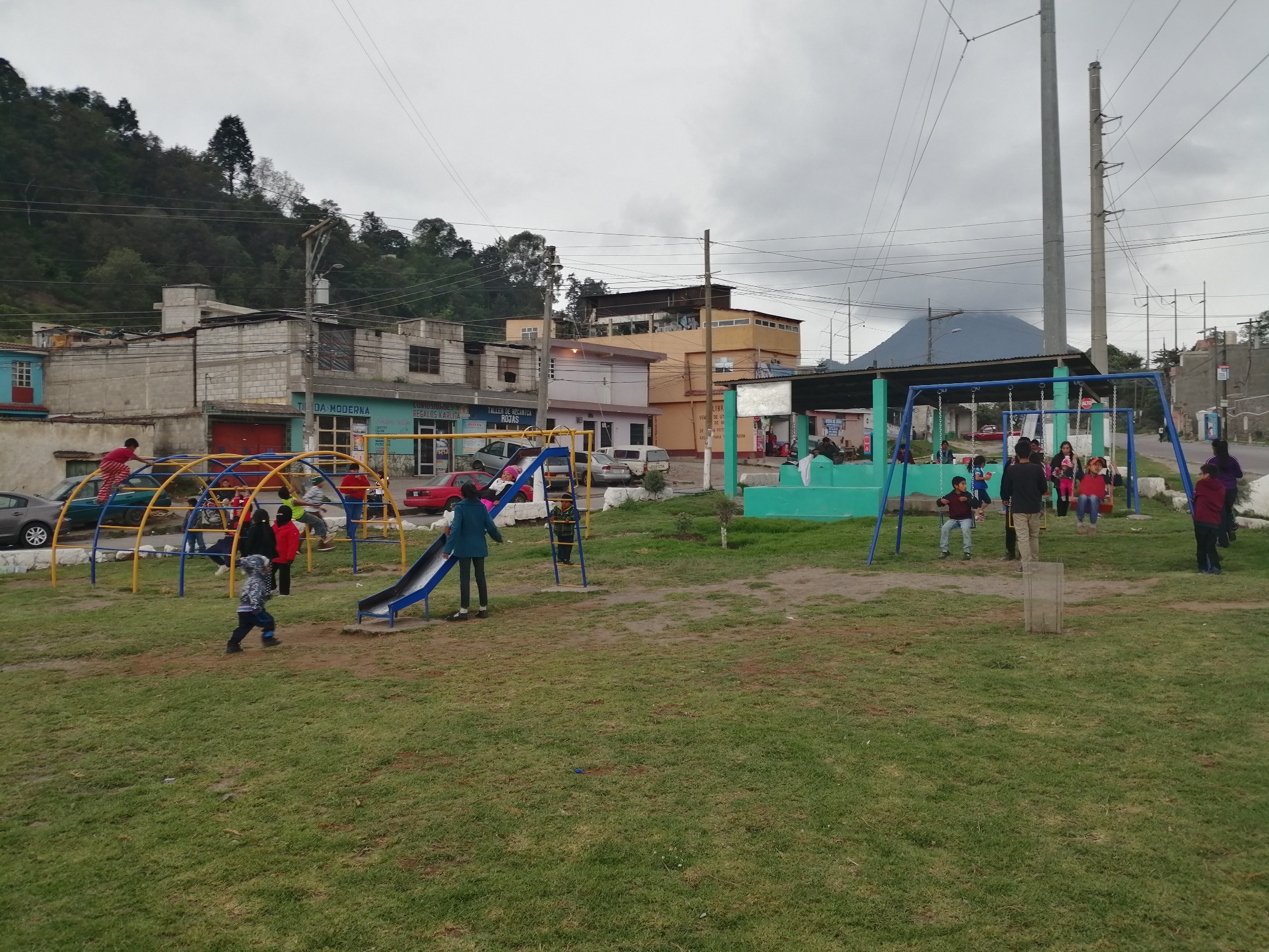 Los jóvenes modificaron de forma positiva la imagen del parque ubicado en Avenida Las Américas entre las zonas 11, 10 y 1. (Foto Prensa Libre: María Longo). 