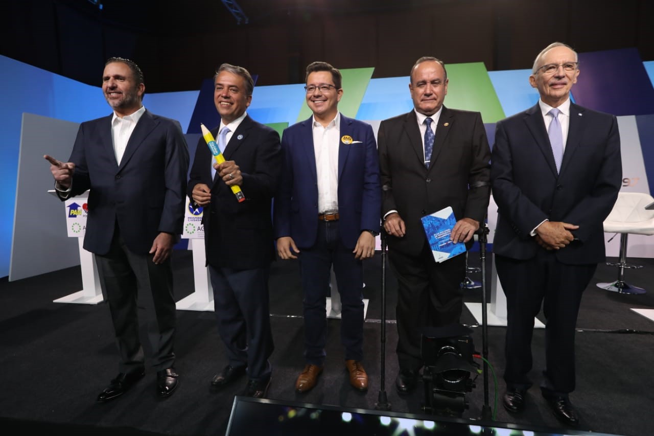 Los candidatos a la presidencia que participaron en el debate posan para la foto oficial del evento. (Foto prensa Libre: Oscar Rivas) 