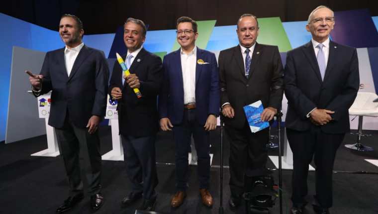 Los candidatos a la presidencia que participaron en el debate posan para la foto oficial del evento. (Foto prensa Libre: Oscar Rivas)