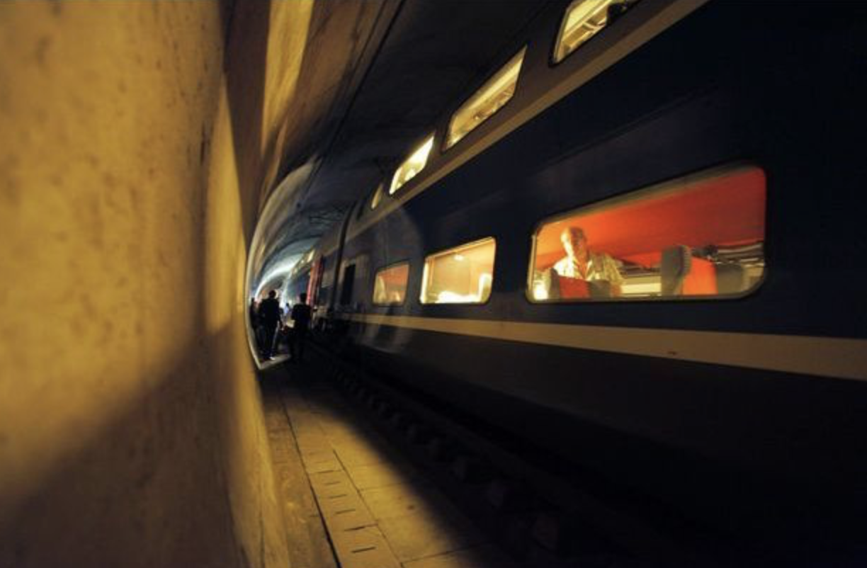 Durante seis hora los pasajeros de un tren estuvieron atrapados en un túnel. (Foto Prensa Libre: AFP)