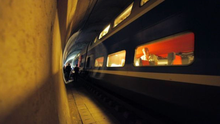 Durante seis hora los pasajeros de un tren estuvieron atrapados en un túnel. (Foto Prensa Libre: AFP)