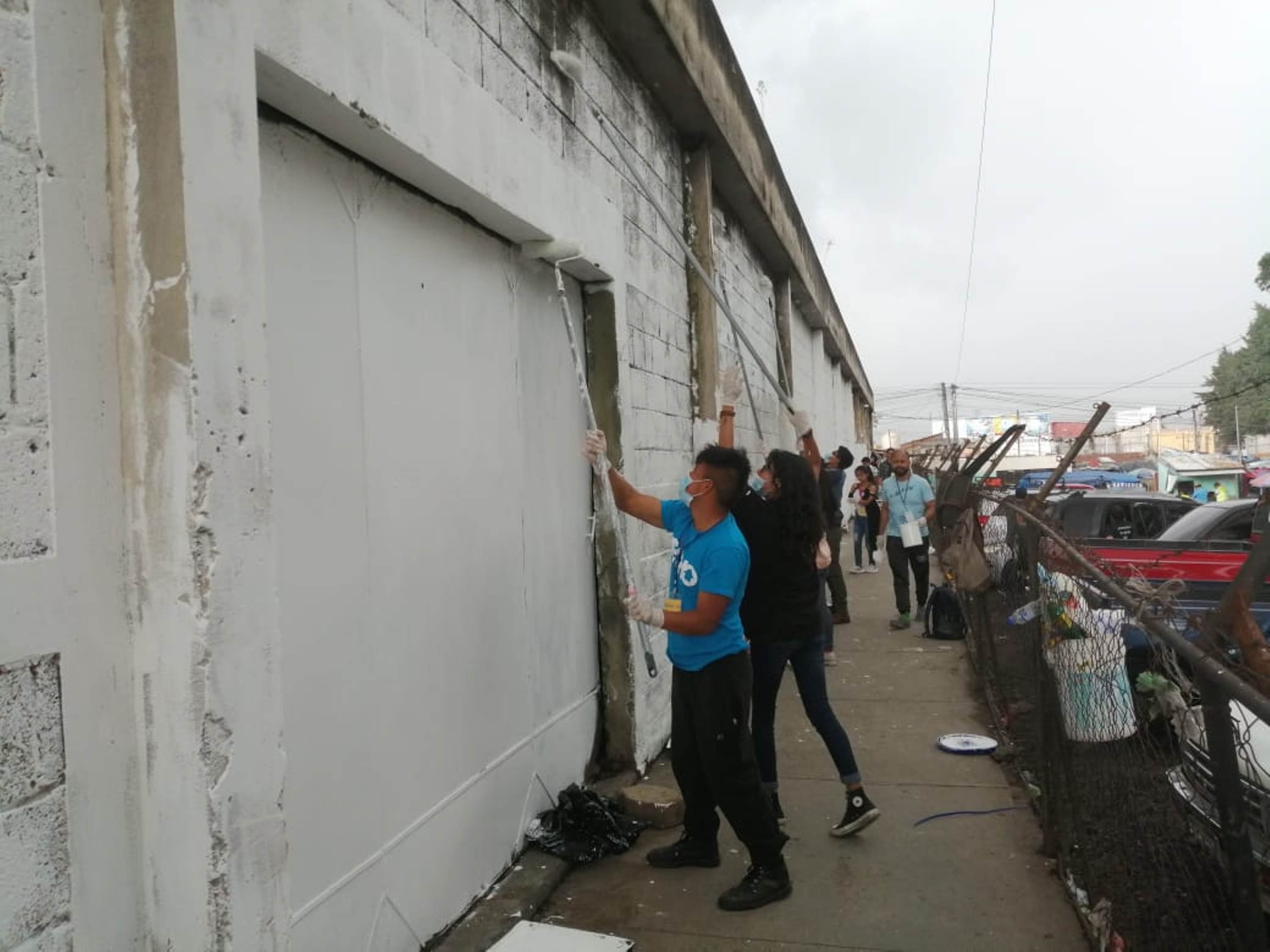 Este sábado 22 de junio de 2019 los jóvenes iniciaron con las acciones para recuperar el área. (Foto Prensa Libre: María Longo) 