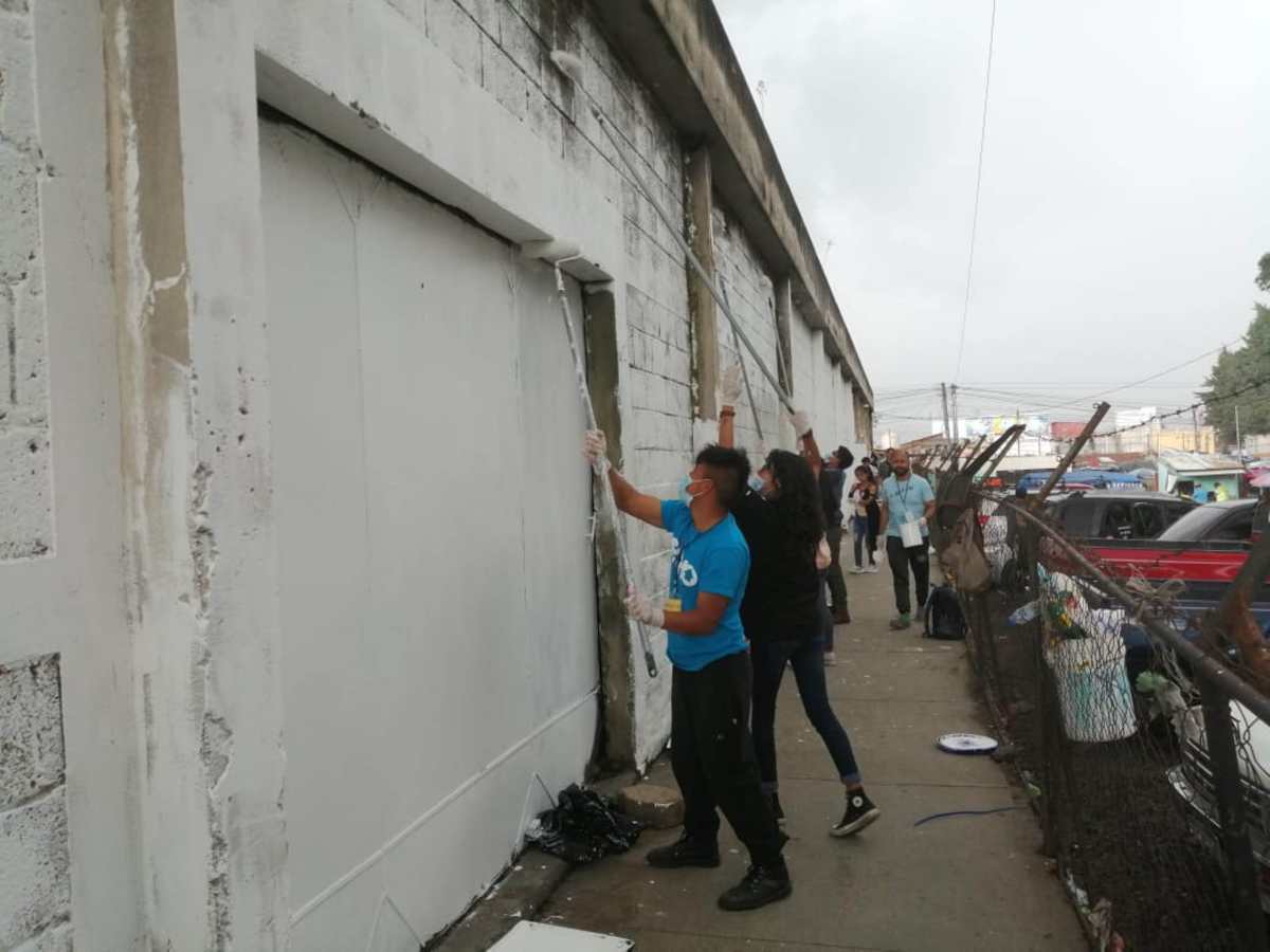 Voluntarios inician la recuperación de un espacio público