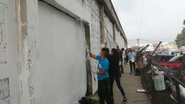 Este sábado 22 de junio de 2019 los jóvenes iniciaron con las acciones para recuperar el área. (Foto Prensa Libre: María Longo) 