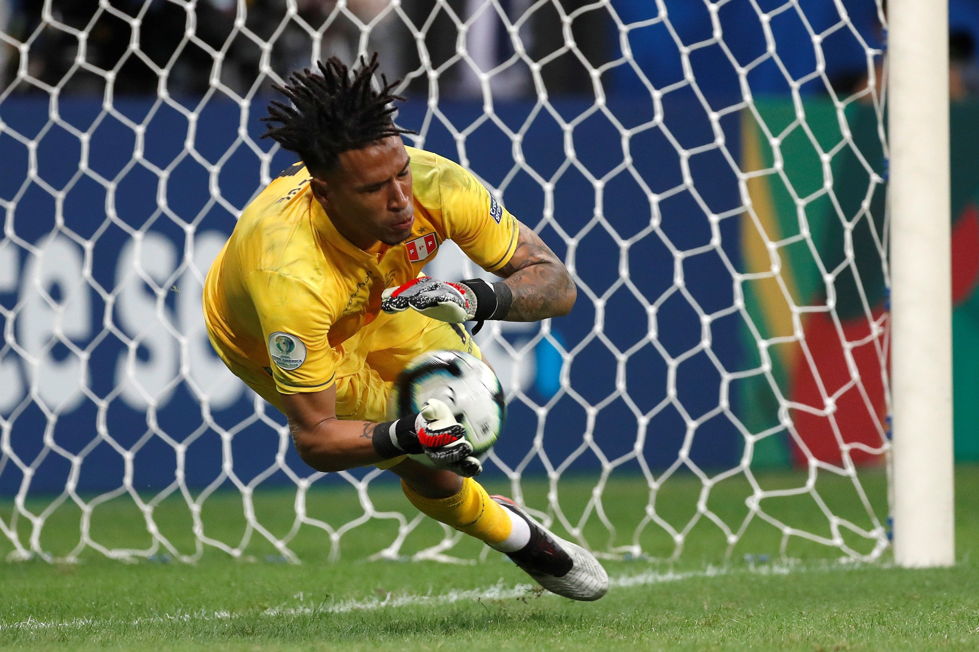 El arquero Pedro Gallese de Perú detiene un penalti a Luis Suárez de Uruguay, durante el partido Uruguay-Perú de cuartos de final de la Copa América. (Foto Prensa Libre: EFE)